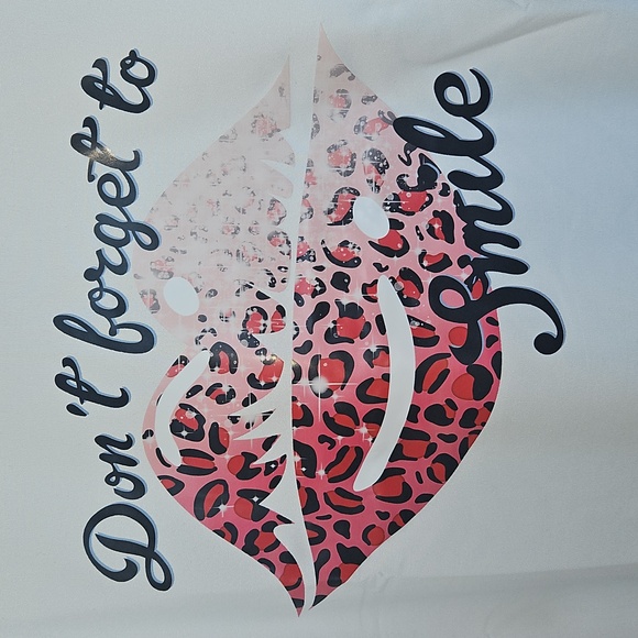 Don't Forget To Smile Whitw Graphic Tee With Pink Leopard Print Lips New - Picture 3 of 3